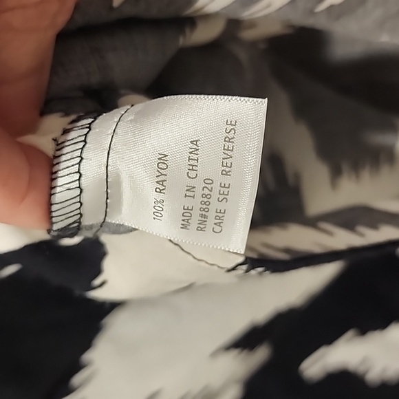 NEW Rachel Zoe black/white abstract print ruffle sleeve top 2x - Picture 5 of 5